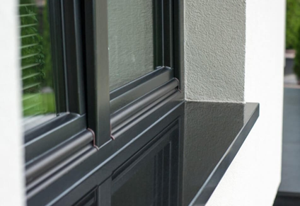 Właściwy wybór i montaż parapetu zewnętrznego to niezwykle istotne aspekty odpowiednio wykończonego budynku. Elementy te pełnią dwie bardzo ważne funkcje. Jakie? Po pierwsze – chronią fasadę przed zaciekami i zawilgoceniem. Po drugie – stanowią atrakcyjne wizualne zwieńczenie okna i elewacji.